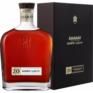 Коньяк Арарат "Наири", в подарочной коробке, 0.7 л