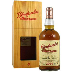 Виски Glenfarclas 2004 "Family Casks" (58,8%), wooden box, 0.7 л