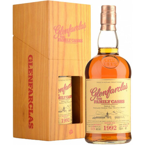 Виски Glenfarclas 1992 "Family Casks" (53,5%), wooden box, 0.7 л